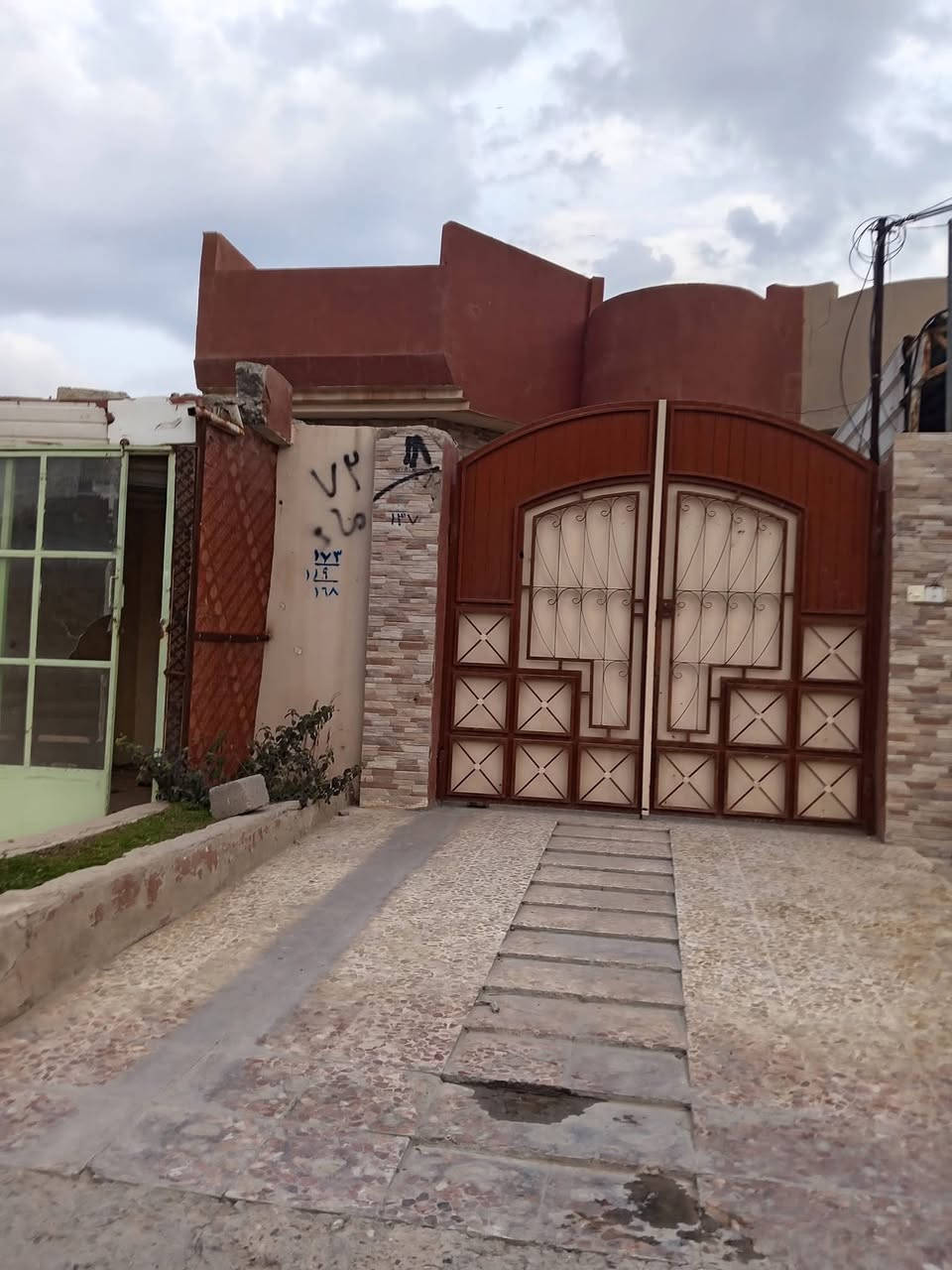 بيت  للبيع✋✋
المنطقه مشيرفه الأولى على شارع 60♥️

 طابق واحد غرفتين وهول واستقبال ومطبخ وصحيات♥️

للاستفسار الاتصال على ***********📲🏦

نستقبل كافة العروض العقاريه ♥️
