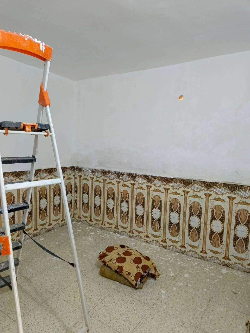 العرض. (1)
بيت (للبيع او لليجار)   بل عسكري الثاني. قرب مصور الخالدي)   ١٠٠ م مربع غرفتين جوه وصاله وحمام مطبخ وصحيات وغرفتين طابق ثاني مع صاله مع صحيات  عالي عن شارع عكاده.
للستفسار الاتصال او المراسلة علئ الرقم ***********☎
