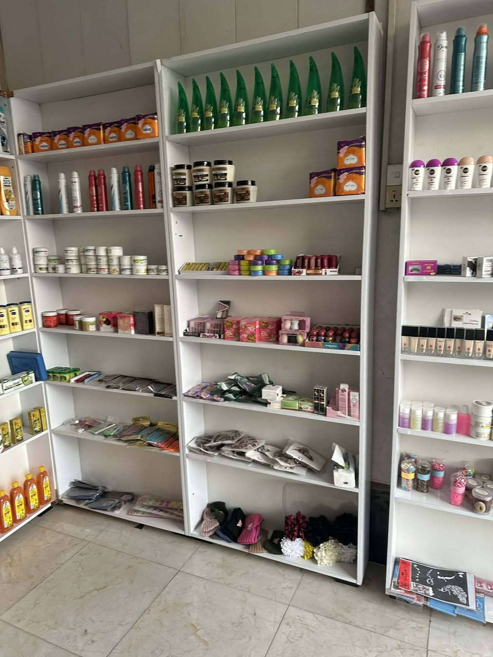 كلشي داخل المحل للبيع الفاترينات  جوة سعر السوك بغداد عبيدي للاسفسار اكثر ***********
