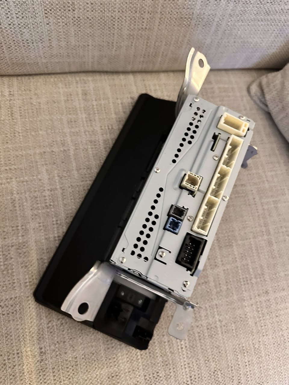 شاشة تويوتا لاندكروز من موديل 22-25
للبيع شاشة لاندكروز الاصليه اليابانيه مع دفي ار وكامرات عدد 2 اصليه السعر 500 دولار 
للتواصل ***********
