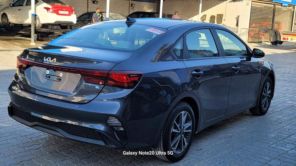 سلام عليكم عندي كيا فورتي مديل 2023 مواصفات نص فول حادث بس جاملغ ايمن فقط  وبيه بارد بل باب السايق شبر  السياره ماشي 27 سعره مرقم بغداد سعره 148 وبيه مجال رقم *********** مكان السياره بغداد
