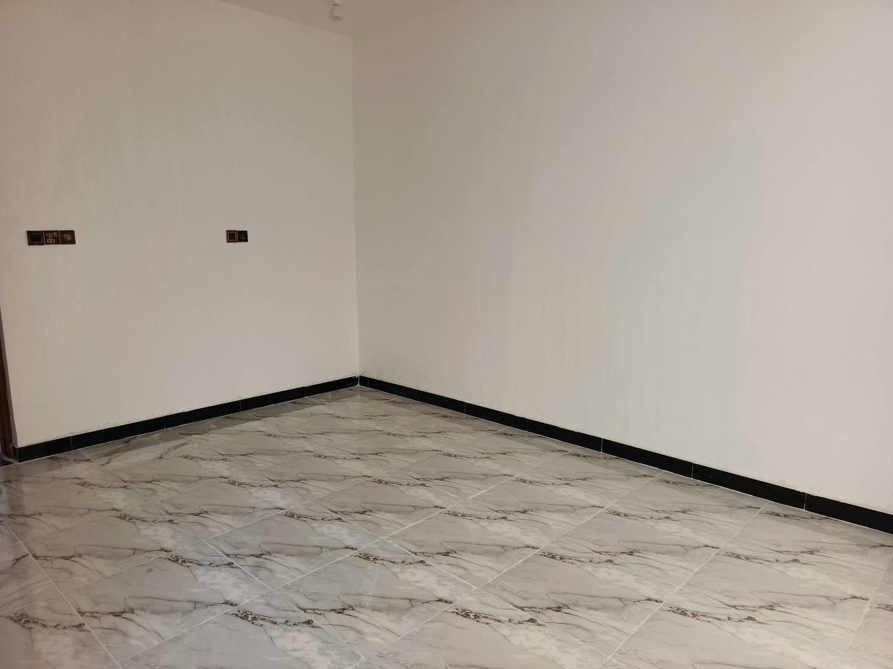 اللهم صلي على محمد وال محمد 
دار للبيع مساحة 150 متر 
كوت حي الحكيم بنزله الوائليه 
طابوب زراعي سند 25 مرقم من بلدية الكوت 
خدمات كامله ماء ومجاري قريب على شارع الصب 
بناء حديث غير مسكون جاهز لسكن 
غرفتين وهول مطبخ وصالة وصحيات 
داخليه وخارجية وكراج ومناور عدد 2 
الاستفسار اتصال او واتساب 
***********
مكتب عقارات دار واسط 
ملاحظة نستقبل جميع العروض 
في محافظة واسط
