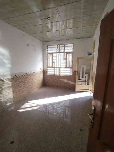 بيت للبيع او للايجار في حي النواب  واجهة 5 متر طابق واحد البناء بلوك حديث كامل الخدمات ماء كهرباء ومجاري عرض الفرع 8 متر قريب الشارع العام 
السعر 78 مليون 
للاستفسار الاتصال على الارقام التالية :
***********
***********
