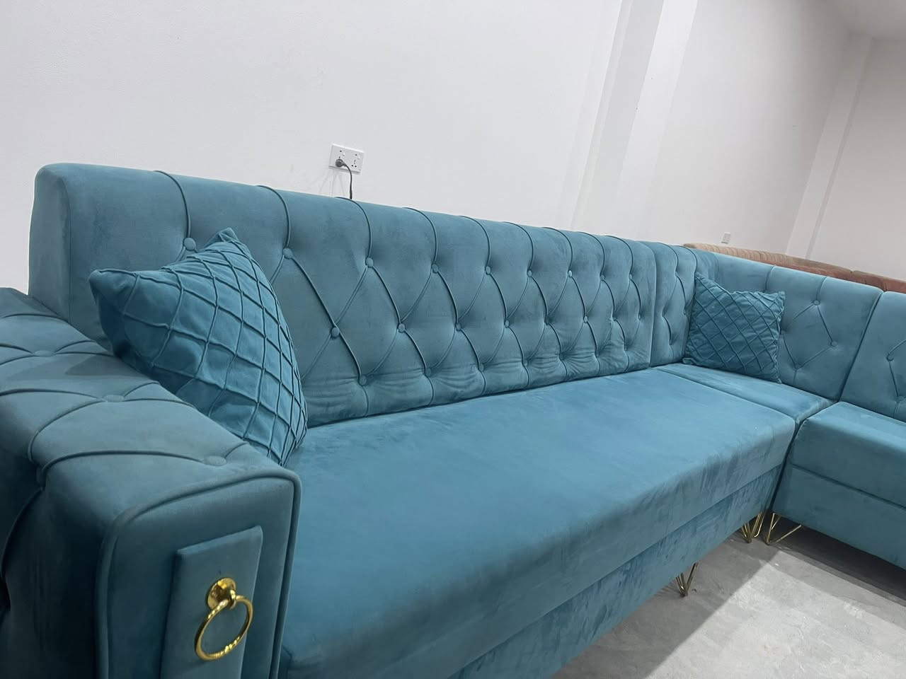 L
ئەم ئێڵە بۆفرۆشتن دەست کردە 
زۆر پاکو بێ عەیبە 9 نەفەریە تابڵێی
شتێکی نایابە قاچەکانی هەمووی ئاسنە 
ژم***********
