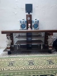 ميز تلفزيون • نضيف • قوي