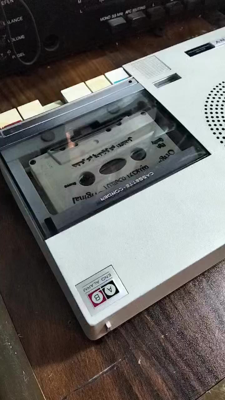 من نوادر الاجهزه اليابانيه
مشغل كاسيت طرح سوني SONY 
صناعه ياباني صنع سنة 1969 
جهاز بلادي غير داخل تصليح وضع الشركه 
يعمل كهرباء وباتري مع واير كهرباء أصلي سوني 
يوجد فديو بالمنشور يوضح التشغيل 
للحجز المراسله على الخاص


**إذا كنت صاحب هذا الإعلان وتريد حذفه لأي سبب، رجاءا أرسل رسالة إلى الدعم الفني**