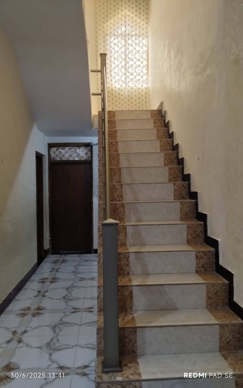 السلام عليكم دار للبيع بللشهداء المساحة ١٥٦ طابقين كامل فول ( بيع او مراوس حسب الاتفاق ) اتصل على الرقم ***********
