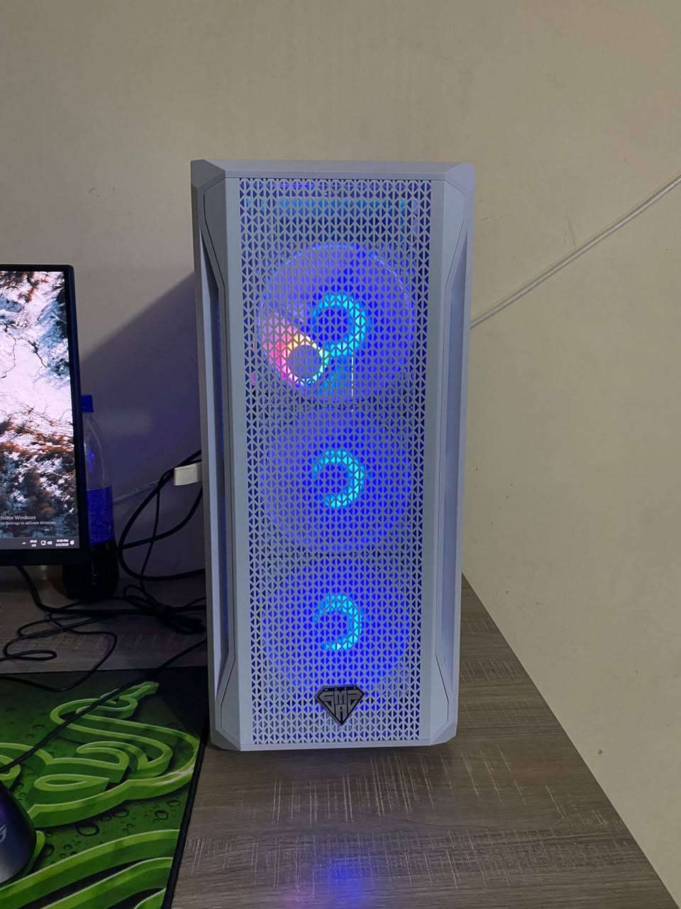 Pc للبيع جديده كلش اسعمال اقل الشهر 
المعالج: Ryzen 7 5700X 

اللوحة الأم: ASUS B450-A II 

المبرد: DeepCool AG 400

الرامات: 32GB 3200MHz RGB 

بطاقة الرسومات: ASUS RTX 4060 

التخزين: NVMe 1TB

مزود الطاقة: 650W 80+
مع شاشه msi165h24
ماوس +ماوس باد+سماعه +كيبورد 
السعر 1500 وبيهة مجال 
العنوان بغداد حي اور ***********
توصيل ماعندي
