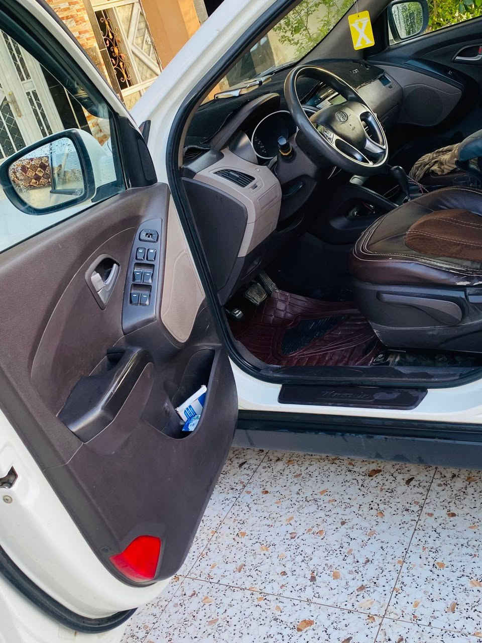 السلام عليكم 
توسان للبيع موديل 12
تدفئه تبريد شغال
بيها 3قطع اثر تيزاب سنويه امجدده او رقم انكليزي ديالى 
السياره بدون حادث محرك كير مكفولات تخم تايرجديدصدر جديد مكان السياره ديالى الخالص السعر 125رقم الهاتف 
***********
