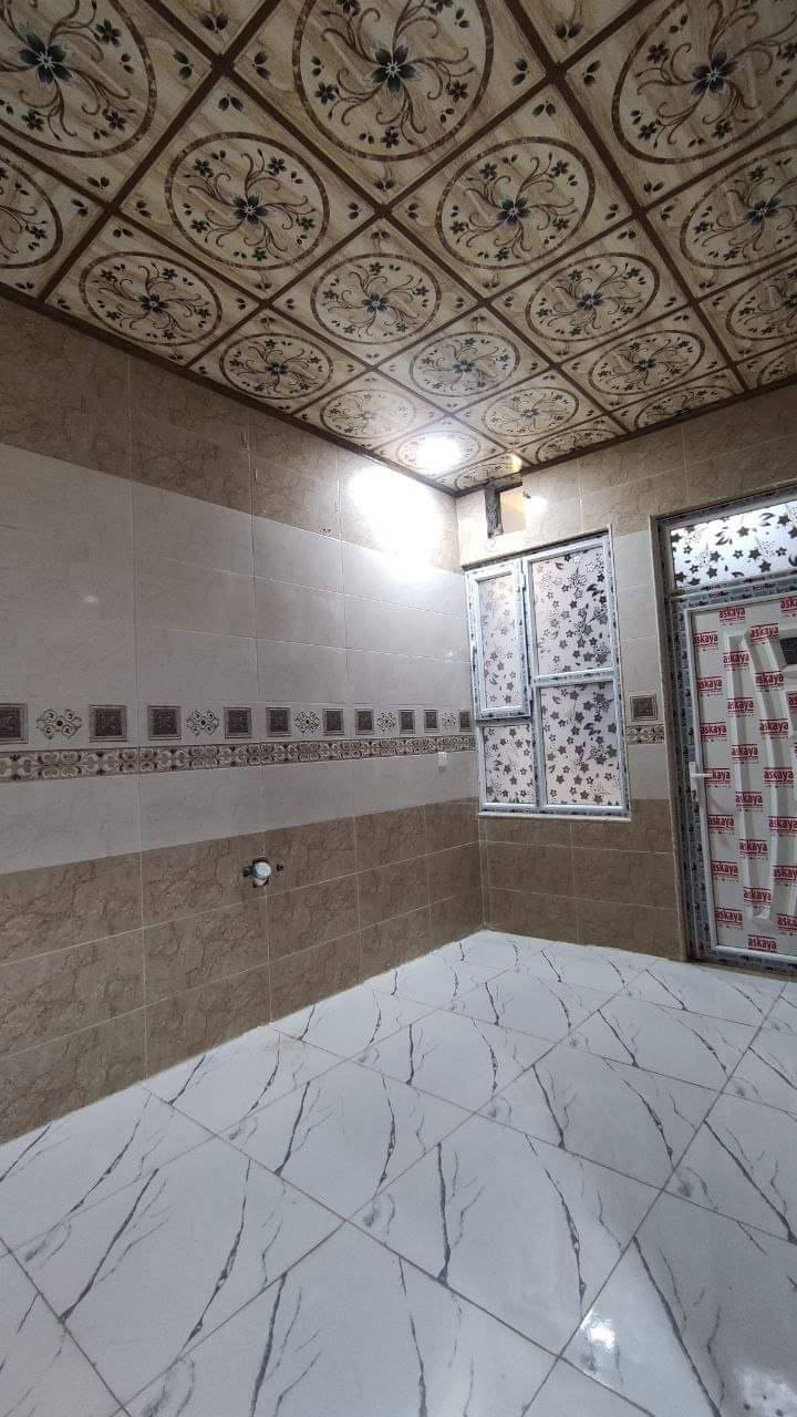 السلام عليكم 
بيت مساحة 125م واجهة 6 وربع البيت يتكون من طابقين بناء جديد البيت نظيف و حاليأ مؤجر ب 300 الف 
الطابق الارضي استقبال و مطبخ و هول داخلي و مشتملات و غرفتين نوم كبيرة و صغيرة و الطابق الثاني نفس البناء 
الانتصار شارع 60 خلف المستوصف فرع جامع الخلفاء 
90 و بي مجال 
*********** واتس اب
