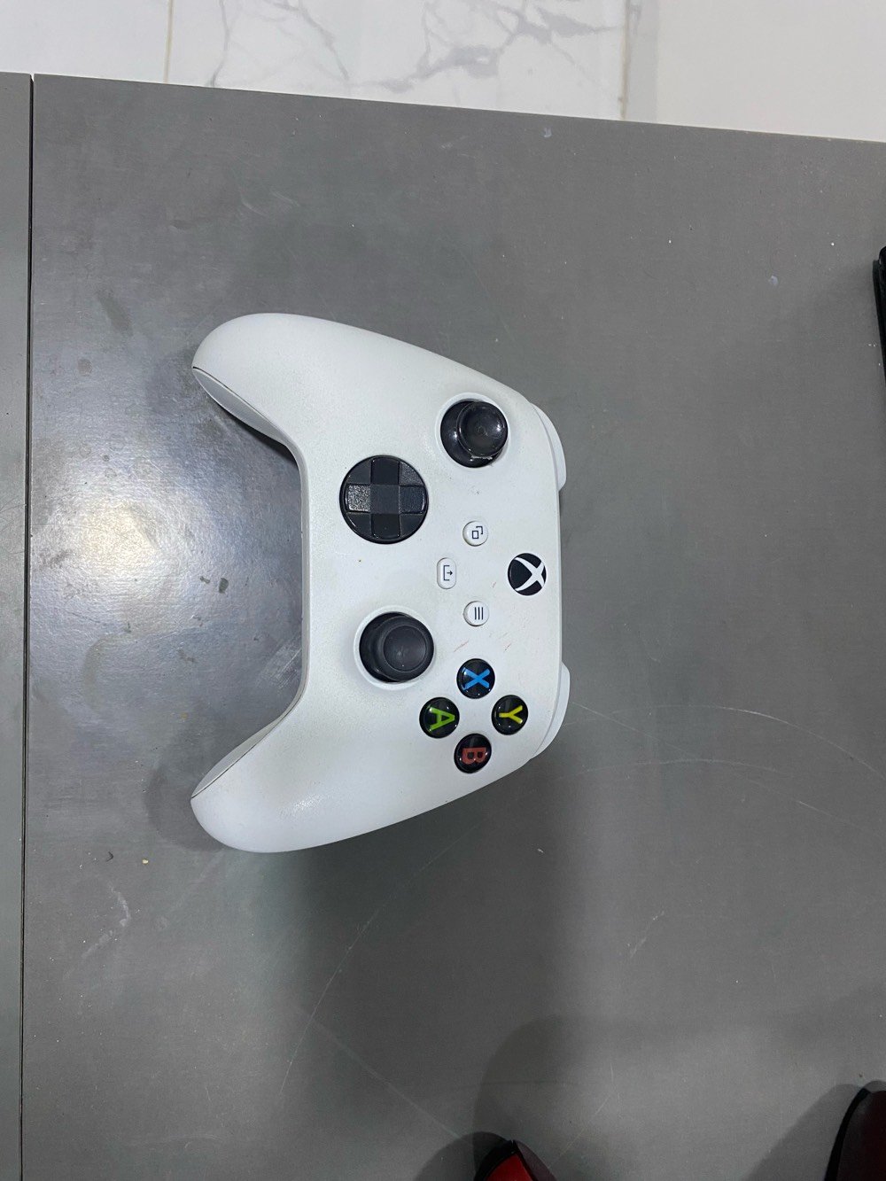 xbox ones مثل ما اموضح بل صوره كله بعده بستيكراته مع يده تجاره محوره مال العاب احترافيه ويده اصليه ما سيريس اس وكيبورد كيمنج وسمعات كيمنج من شركه JBLكلهم وضع شركه 220وبيها مجال للطيبين عنواني موصل ايسر حي الفلاح رقمي ***********