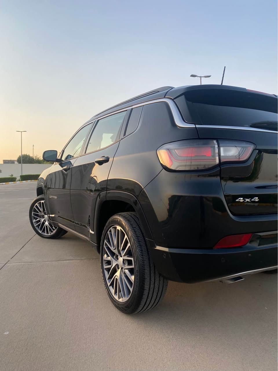 للبيع: جيب كومباس 2023 (Jeep Compass)limited 
سيارة بحالة ممتازة الكامل، جاهزة. سعر 177 ورقە و مجال قلیل

* موديل: 2023
* محرك: 2.0 لتر Turbo
* جير: أوتوماتيك
* نظام دفع: 4x4
* الممشى: 21 الف مایل
* اللون: اسود

مواصفات Limited : فول فول 

* شاشة وسطية كبيرة مع نظام 10 انج Uconnect
* دعم Apple CarPlay و Android Auto
* تشغيل بصمة (Push Start)
* دخول ذكي (Keyless Entry)
*خمسة كاميرا
* نظام تثبيت سرعة (Cruise Control)
* جنوط ألمنيوم شفط
* إضاءة LED حديث 
* ليتات ليد بلادي و ذكي 
* كشنات هيتر  ، تبريد 
* ستيرن هيتر
* رادار امامي جانبي و خلفي 
* تحديد مسار 
* بانوراما 
* مرايات هيتر و رادار 
* سيارة اوتو بارك 
* أوتو هولد 
* اوتو ستارت ستوب auto start stop
* بعد هواية مواصفات 

🔹 الحالة:
* الشاصي (Frame) سليم وآمن 100%👍🏻 ✅
* الإيرباغات: مرجع سيستم
* صبغ قطع واحد كله بشرط
* کیر + محرک ب شرت.
🔹 مميزات:
* جاهزة للفحص بأي مكان
* ب اسمی تحویل مباشر 
* رقم اربیل سنویە و هزە جدید 2031

📍 الموقع: اربیل
📞 للتواصل: راسل عل مسنجر
*********** 
WhatsApp telegram Viber أربيل, العراق
