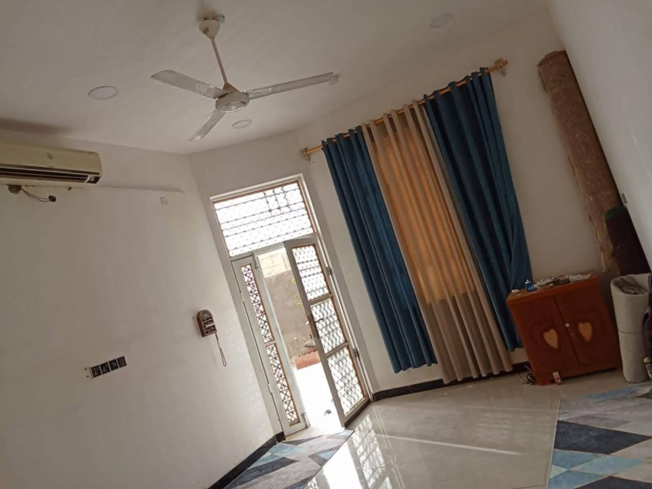 يالله اللهم صل على محمد وال محمد 
🏠 بيت زراعي للبيع 🏠
📌 منطقة الصخيين شارع المهندس قريب على شارع العام بعد جامعه ذي قار شارع العام سايدين علما البيت ركن على شارعين منطقه نضاميه شوارع والبيوت المجاوره كلها نضاميه 
مساحة البيت (200) متر على شارع (15) متر
تفاصيل البناء :~
طابوق كونكريت بناء درجه أولى أساس صب وسقوف صب 
يتكون البيت من طابقين
الطابق الاول غرفه وصاله واستقبال وصحيات داخليه وخارجيه ومطبخ وكراج +محل مواد غذائيه ومناور حديقه مرتبه 
الطابق الثاني غرفتين كبار وصاله وصحيات ومناور وستاره ارتفاع ٢م بيت جاهز ونضيف وخدمات ماء وكهرباء ومجاري 
السعر مناسب 
للمزيد اتصال 
بالأرقام التأليه 
***********
***********
للمزيد من المعلومات يمكنكم التواصل معنا 
على صفحة الفيس بوك (در الامل للعقار) 
للمزيد من العروض على الفيس بك 

https://www.facebook.com/share/184e1SZUBr/?mibextid=wwXIfr

للمزيد من العروض على حسابنا التيليجرام (در الامل للعقار)
https://t.me/+P7JMB2u_71k2ZWJi

للمزيد من العروض على حسابنا الواتساب (در الأمل در الامل للعقار) 
https://chat.whatsapp.com/BLYmucgy7SSGDs399o3EWD
