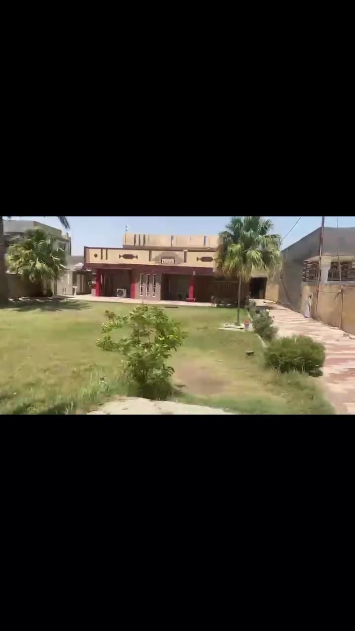 السلام عليكم بيت لبيع المساحه الف متر و٦٠٠ سنت العقار 25 بسمي تحويل مباشر
***********
  السعر خاص 
*********** 
البيت طابقين يحتوي عل 5 غرف نوم مطبخ حار وبارد
مكان البيت بل كفل مقابيل المستشفى الكفل اب نص المدينه
مراوس اب مزرعه عل شط وبيه بيت أو بستان مرتب
