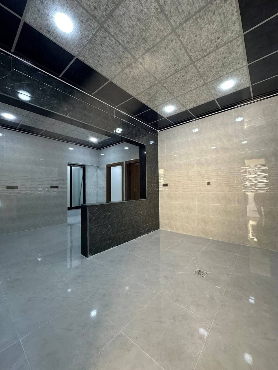 #عروض_عزيز_للعقار
دار للبيع 

حي الملايين الأولى 

خلف الكمرك 

المساحة 150 م واجهة 12 م

5 غرف نوم واستقبال ومطبخ وصاله وصحيات في الطابقين 

خدمات كامله ماء كهرباء تبليط 

سند زراعي بستان ملك صرف 

بناء حديث وتسليم الدار فوري 

للاستفسار أكثر اتصل على الأرقام او 

 مراجعة مكتب الدار الكائن في بناء الجاهز مقابل الكمرك 

***********

***********

***********
