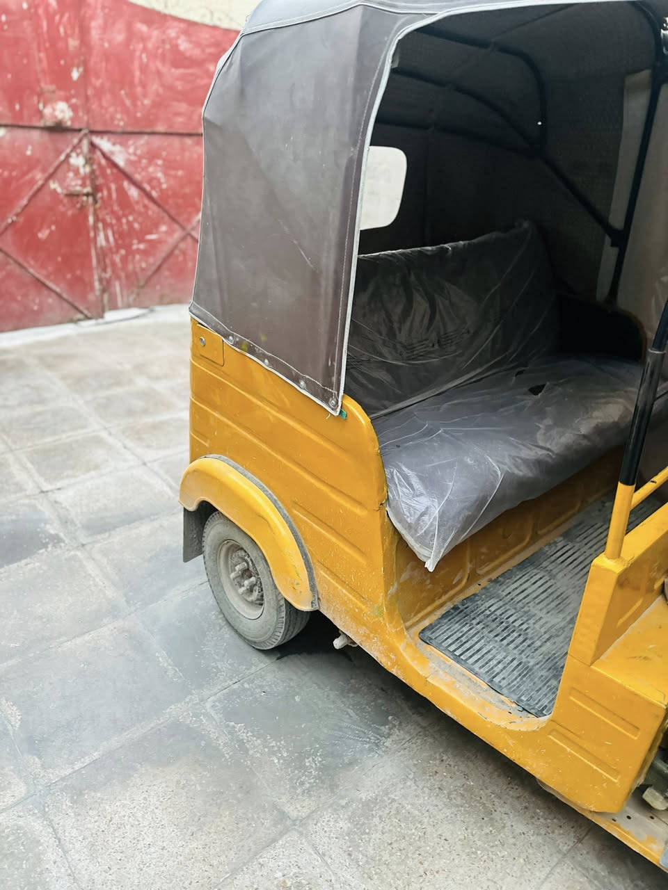 السلام عليكم تكتك موديل 19 للبيع بيها ضربة مبينه بالصوره لاستفسار على هذا الرقم مكلف بالنشر ***********
