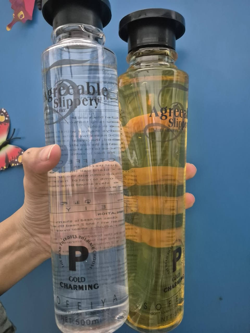 خلي احجيلكم تجربتي الشخصيه ويه هذا شامبو الشيب 
اني اكره صبغ الشعر الأسود الي من بعيد يبين ذاك وينه مصبوغ اسود فاحم اليكول عبالك صبغ احذيه تكرمون ردت شي طبيعي وبنفس الوقت مايأذي الشعر جبت من هذا كتجربه شخصيه  اليه موللكوزمتك  طبعا الكارتونه بيها علبه شامبو وعلبه بروتين للشعر 
ثنيهن تخلطيهن سوة بمقادير متساويه وتستعمليهن بحيث من تكملين ولاعبالك صابغه لاشعر يخشب ولاييبس الشعر لان وياه بروتين مغذي والشغله الثانيه الحلوة ميبقه هواي يعني ربع ساعه ودخلي غسلي وتلكين نتيجه سواد طبيعي يجنننننن سعر العلبه ب١٠ والعلبه بيها شامبو والبروتين سوة
اكثر وحده تتفاعل تفوز كل خميس وحده تفوز


**إذا كنت صاحب هذا الإعلان وتريد حذفه لأي سبب، رجاءا أرسل رسالة إلى الدعم الفني**