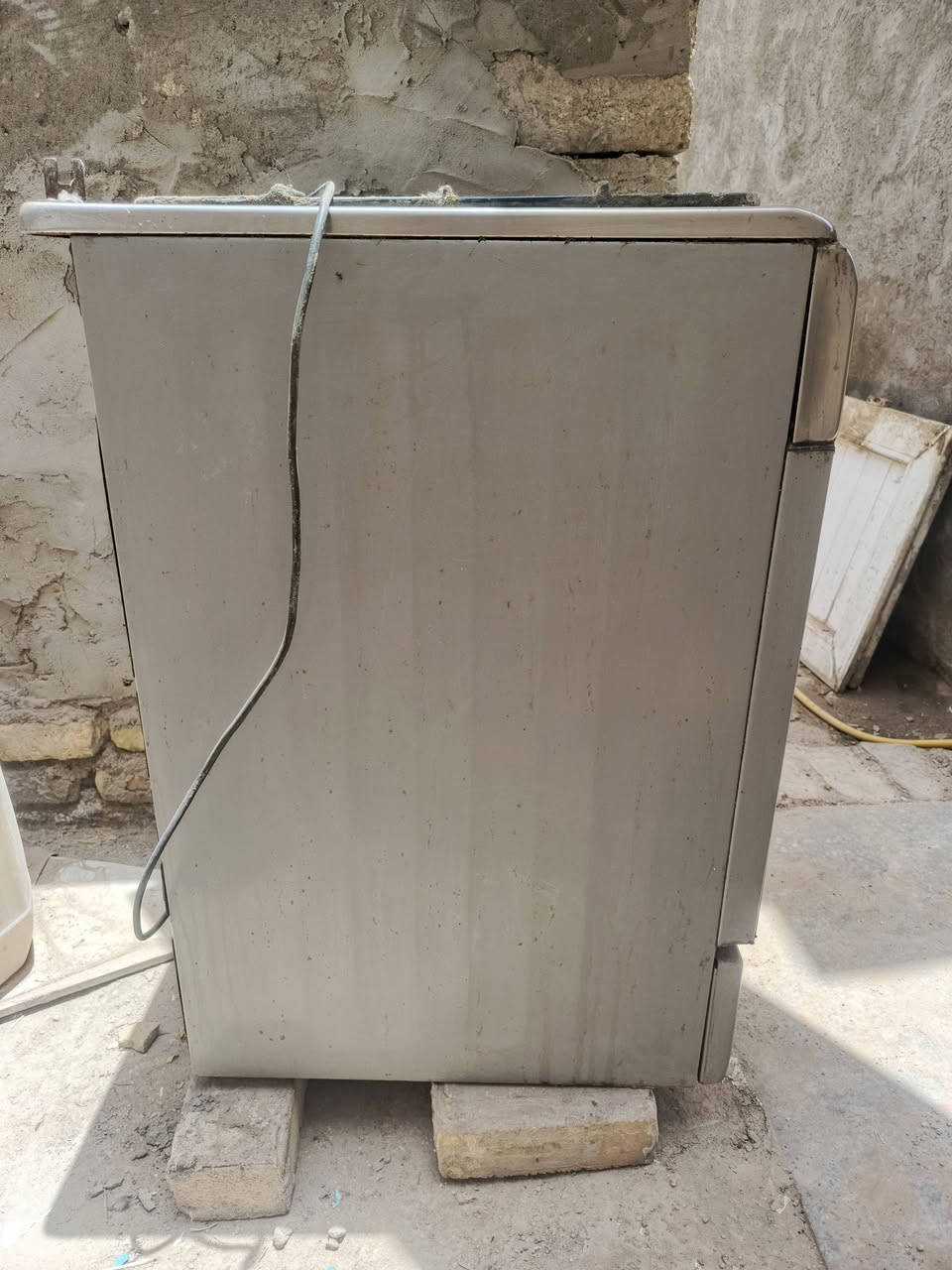 طباخ البيع نضيف ما بي شي بس متروك كلشي شغال بي من
فرن كلشي يريد بس غسله زينه سعره 150 

رقمي  ***********
