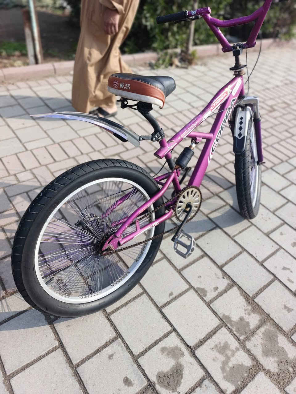 المواصفات
النوع: BMX (فري ستايل / شوارع)
الإطار: فولاذ قوي (Steel) لتحمّل القفزات والصدمات
الحجم:  24 إنش (المقاس الشائع للـBMX)
التعليق:
أمامي صلب (Rigid Fork)
إطارات جديده ياباني أنسى البنجر أو نزول ضغط الهواء
الفرامل: فرامل خلفية (V-Brake أو U-Brake)
السرعات: سرعة واحدة (Single Speed)
الإطارات: عريضة نسبيًا لثبات أفضل
الدواسات: ألمنيوم 
المقود: مرتفع للتحكم بالحركات والاستعراض
المزايا
قوية وتتحمل الاستخدام القاسي (قفز، حركات، مطبات)
المساعد الخلفي يعطي راحة أفضل على الطرق غير المستوية مقارنة بـBMX الصلبة / سعر البيع  70 الف مكان بغدادحي أور مقابيل مركز القدس  هاتف ***********  موجود على الواتساب
