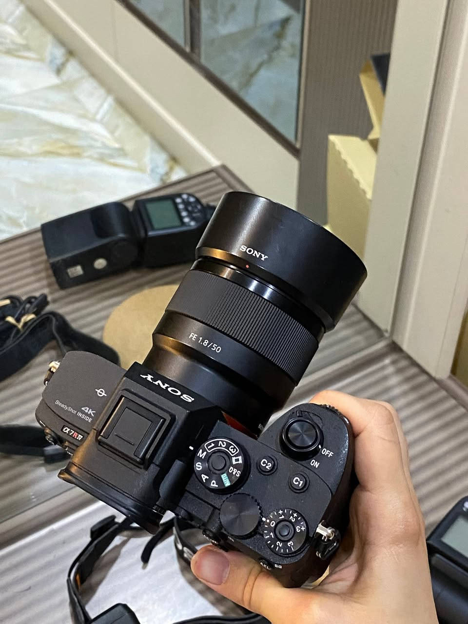 كامرة سوني R4
جديدة بالصور موجود وصل تاريخ شراء الكامرة 
الشتر جديد 
بدي الكامرة نضيف %99
العدسة 50mm 
الاضائة v1 
الي حاب يستفسر على السعر 
يتواصل واتساب ***********
