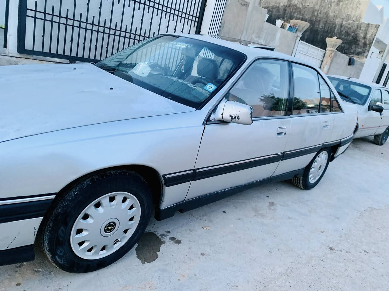 السلام عليكم للبيع اوميكا حجم 20بلادي سياره جاهزه مابيها صبغ ولا معجون بس صبغها جارد سنويه مشروع وطني رقم كركوك دولي بطاقه بانزين بيها كير محرك شرط لا صرف ولا بخار كهربائيات كلها شغاله صدر تايرات جديد سياره جاهزه من كل النواحي السعر 37بيها مجال المكان كركوك الشراب يخابر عل رقم ***********
