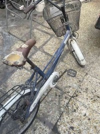 بايسكل حجم عشرين مابي نقص متروك  انفخ تايراته واطلع بي اخذته لخويه ميع...