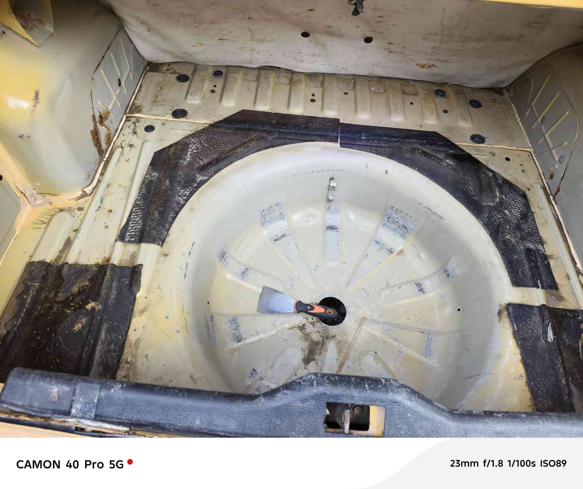 السلام عليكم سمند موديل 2012 سياره خير من الله هزه جديده رقم انكليزي مصفره هيئه ومرور تخم تاير حداديه خير من الله سياره معمره دوسات مالتها الروس مالتهن وبيها رشات صبغ بسيطه مكانها بغداد بسمايه مجمع الاحسان قرب قريه 10 السعر 35 وبيها مجال بسيط  ***********
