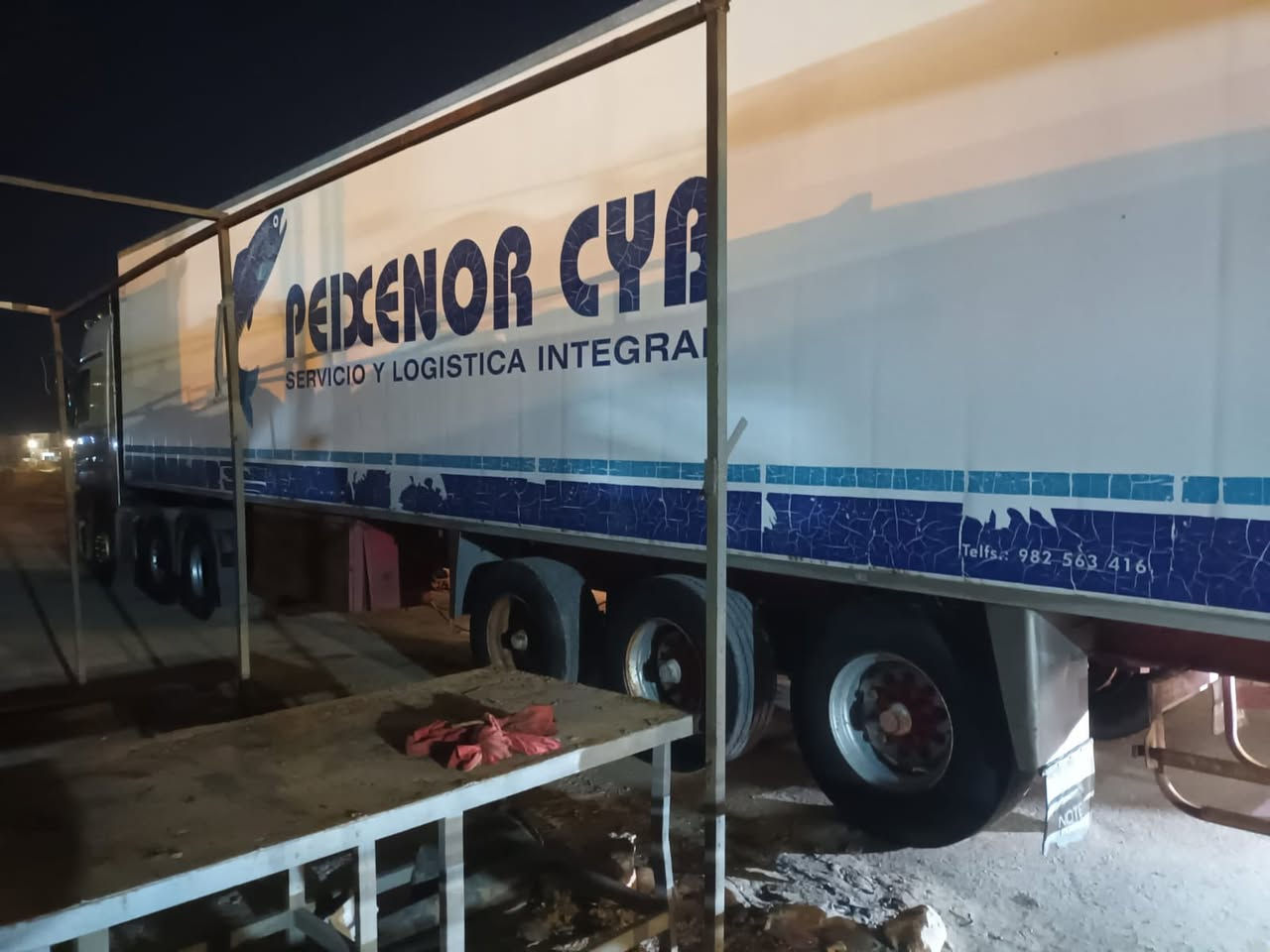 للبيع براد شيرو جهاز سي ام اكس ارتفاع 265سمك 7تايرات نص عمر باتري نص عمر موديل 2003سعر 125 مكان رمادي ***********
