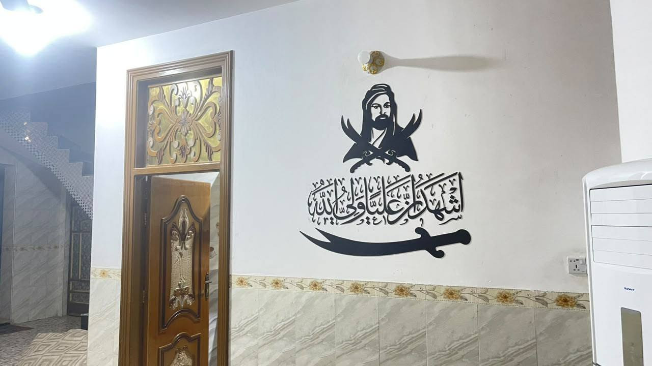 دار للبيع فقط
مساحة 327متر   سند 25 ب اسمي يحتوي البيت ع غرفتين نووم  والاستقبال  وهول ومطبخ مجمع صحيات داخلي وخارجي ومخزن طابق ثاني البيت صب كونكريت  بناء حديث سنة 2020 طابوق  وتتوفر جميع الخدمات والشارع 8متر   مكان حلة منطقة الرشدية  السادة الزوامل يبعد عن شارع العام ب 400متر  ل  الاستفسار ***********
