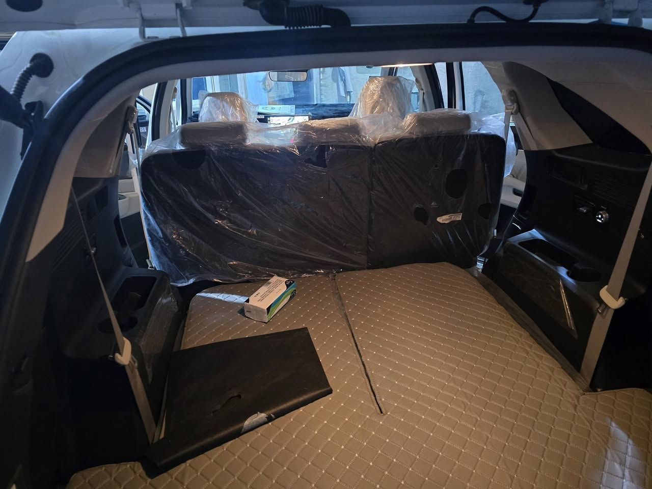 السلام عليكم سورنتو 25 خليجي
ام ظمان 5 سنوات  تبديلات دهن من شركه مجاناً 
فول موصفات 
بصمه 
4 كامرات 
تحكم بل بصمه تقديم وتئخير 
7 راكب 
داتشو 
ويل 20 
كشنات جلد
جنطه كهرباء 
كراسي كهرباء 
شفتات استيرن 
ماشيه 7  الف بعدها زيرو 
سعر 337 

‭***********
