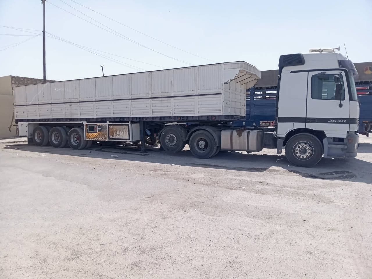 السلام عليكم عربانه للبيع شاصي محلي ١٦ دناكير اسكانيا تايرات نص عمر
***********
