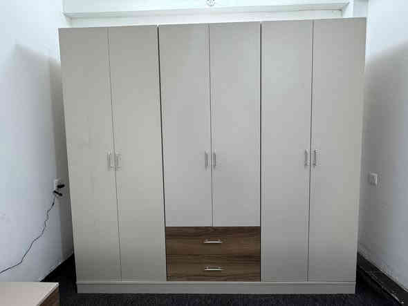 غرفة نوم نظيفة ما مستعملة 
طبقه طبيه 
دوشك 
كومديات 2
ميز تواليت 
سرير 
كنتور
للتواصل واتساب: ***********
