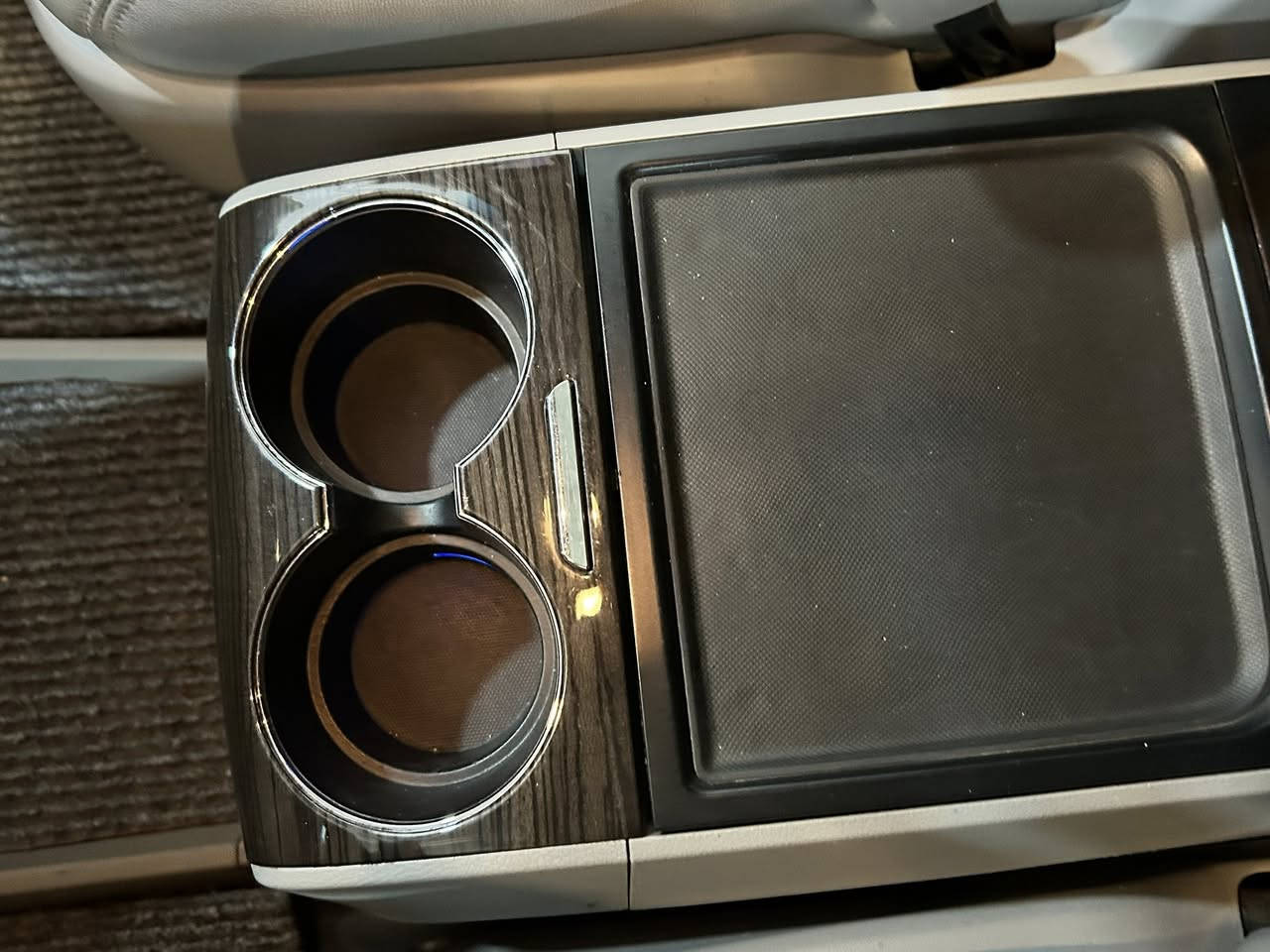 سلام عليكم من جنوب الى شمال انظف سينا
ماشيه 44,000 ميل فقط ❗️
للبيع فقط ✅
TOYOTA 
SIENNA 
2017
Xle
3,5L
V6

المواصفات xle 👑///
داخل ابيض ملكي 
• محرك V6 سعة 3.5 لتر بنزين
• قوة 296 حصان
• عزم دوران 263 رطل/قدم
• قير أوتوماتيك 6 سرعات
• نظام دفع أمامي (FWD) 
• استهلاك وقود تقريبي 18 مدينة / 25 طريق سريع ميل
• جنوط ألمنيوم 18 إنش
• مرايا جانبية كهربائية مع تسخين
• أبواب جانبية منزلقة كهربائية
• باب خلفي كهربائي
• فتحة سقف
• مصابيح أمامية LeD
• إضاءة نهارية
• مصابيح ضباب
• زجاج خلفي مظلل
• رفوف سقف
• مقاعد جلد فاخرة (فئة XLE)
• 7 ركاب
• مقعد السائق كهربائي
• تدفئة مقاعد أمامية
• مكيف أوتوماتيك ثلاثي المناطق
• مقود جلد متعدد الوظائف
• دخول ذكي وتشغيل بصمة
• نوافذ كهربائية وقفل مركزي
• طي المقاعد الخلفية لزيادة المساحة
• مساحة تخزين كبيرة جداً
• شاشة لمس 7 إنش
• نظام صوتي JBL في بعض النسخ
• كاميرا خلفية
• نظام ABS
• نظام الثبات الإلكتروني VSC
• نظام مراقبة ضغط الإطارات TPMS
• مثبت سرعة
• نظام تحذير مغادرة المسار
• نقطة عمياء
• تنبيه حركة مرور خلفية
• حساسات أمامية وخلفية
• وسائد هوائية متعدد

ضرر و السعر /// *********** اتصال على رقم 📞

سيارة جديد و جاهز ما بيها اي نقص ✅

رقم سليمانية تحويل ثاني يوم ✅

رقم جديد و سنوية جديد الى 2030 ✅

مكان سيارة - كركوك 🌇

📞0770-912-5605
