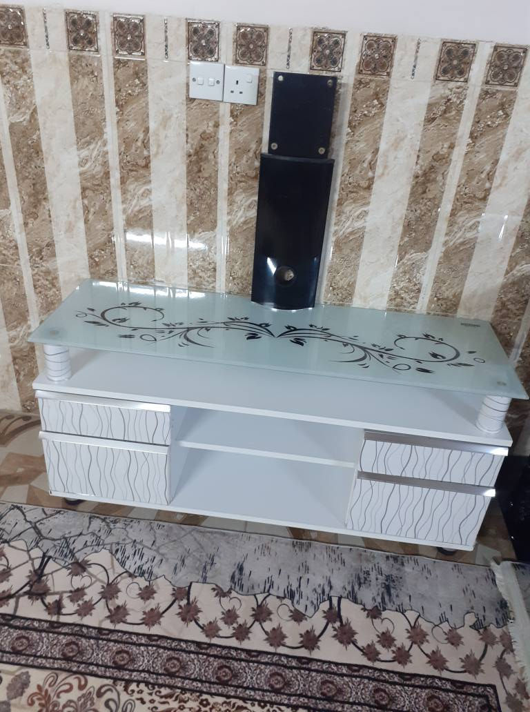 ميز بلازما للبيع نظيفه العدد 2 ميز اسود السعر 30 الف وميز الأبيض السعر 40الف المرسله على الرقم ***********
