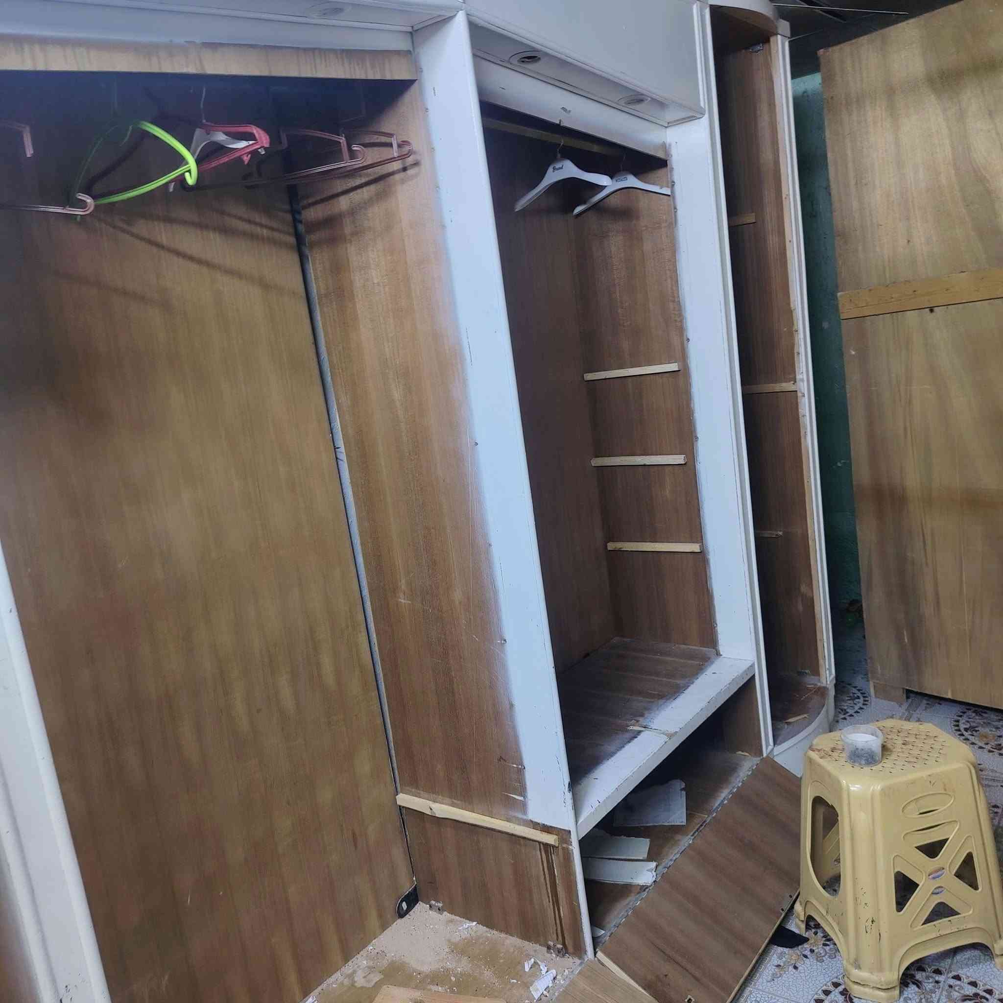 غرف للبيع ٦ بيبان كبار لون ابيض 
السعر ١٥٠ الف  وبيه مجال


**إذا كنت صاحب هذا الإعلان وتريد حذفه لأي سبب، رجاءا أرسل رسالة إلى الدعم الفني**