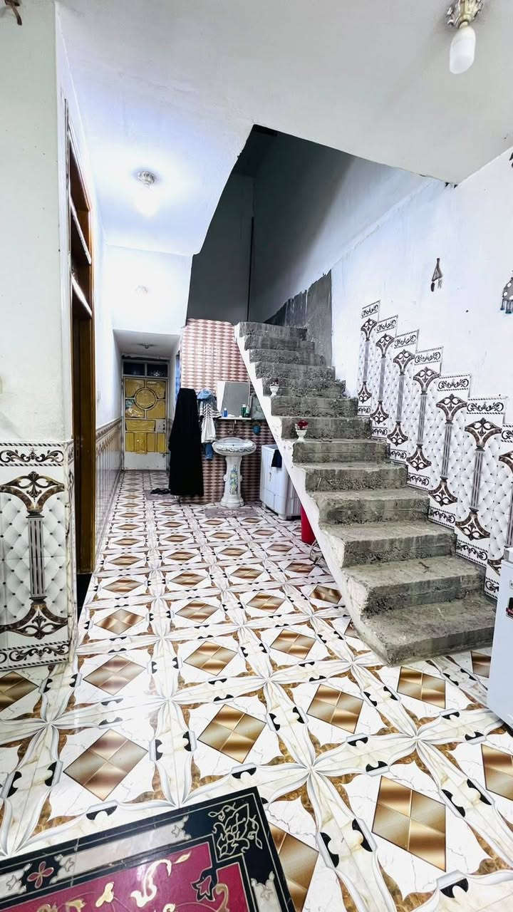 بيت للبيع حواس شارع حي العباس مساحه 150م قرب المولده الاولى طابقين يتكون من غرفتين نوم وصاله واستقبال ومطبخ وطرمه ***********
