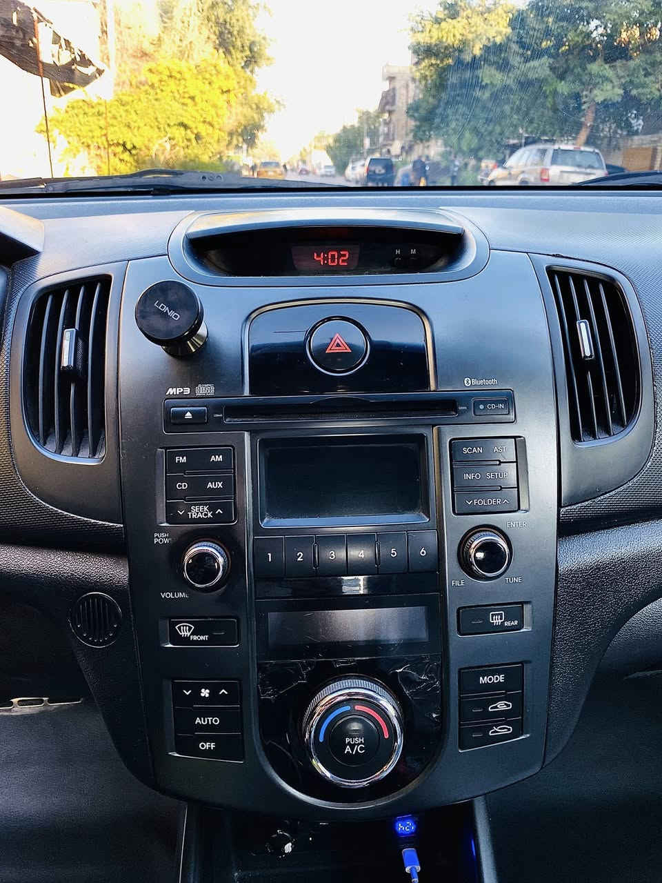 السلام عليكم وين الي يدور نضيف كيا سيراتو للبيع موديل ١٣مكفوله من الصبغ مواصفات السياره مكينه 1600دوش كير 6نمر حساس خلفي امامي مري شفط اشاير مري فول تحكم استرين وشفتات ويل كب 17  وبيه ويل اسود حجم 15 تخم تايرات جديده تبريد بيانو وبعض المواصفات الممذكوره امامكم سياره فول عدا البصمه والسلايت ارقام وسنوية كله جديد مكان السياره بغداد السعر122مجال حك الجيه فقط للستفسار***********
