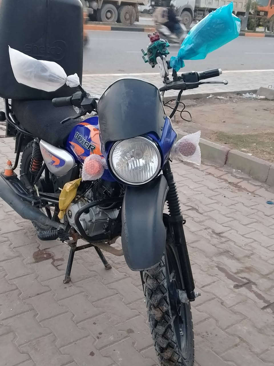 السلام عليكم دراجه بوكسر 22 نازله 23دراجه خير من الله اي نقص مابيها برغي بلمكينه ممفتوح  كامله من كل النواحي الشراي رقمي ***********

