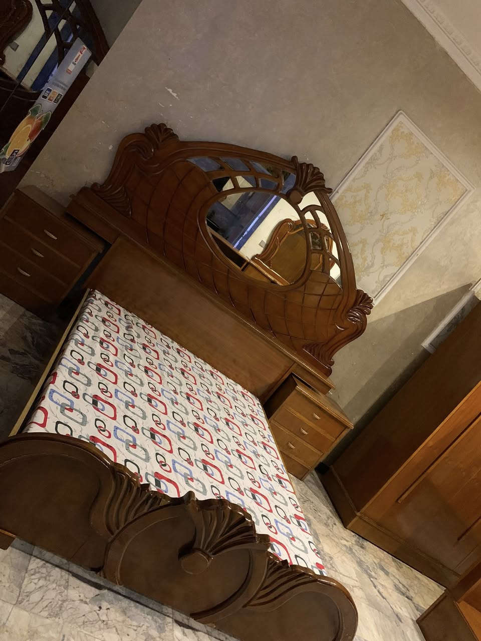 من رخصت مدير محترم الغرفه خمسه بيبان صاج تكمه درجه اولى خشب ثقيل ضهر جرجوبه نضافتهه 100‎%‎ استعمال سنه ونص تخت جربايه بلوك ثكيل الغرفه نضيفه جدا اي ضرار ماكو السعر 600 رقم هاتف *********** بغداد مكلفه بالنشر اتصال عل رقم فقط
