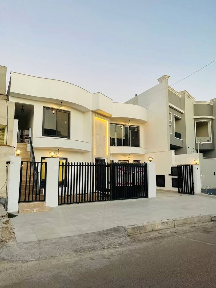 ⭕️ منزل أنيق بتصميم راقٍ  #للإيجار 🏡 

فرصة رائعة للباحثين عن الرفاهية والراحة !

المساحة : ٣٥٠م²
الواجهة : ١١.٥٠م 

💎 منزل راقي ومميز بكل التفاصيل !

التفاصيل :
 • 🛋️ ٥ صالات واسعة 
 • 🛏️ ١٢ غرف نوم مريحة (٤ منها سويتات فاخرة)
 • 🚿 ٨ حمامات و٥ مناور 
 • ❄️ مجهز ١٨ سبلت و كاونترين 
 • 🌿 حديقة صغيرة ومكان للاستمتاع
 • 🎛️ نظام كاميرات وانترنت مخفي 

🔺ملاحظة : المنزل مفصول الأرضي عن الأول  
الطابق الأول يحتوي ع شقتين 

📍الموقع : اليرموك محلة ٦١٢ سايدين النونيم 
اقرب نقطة دالة : جامع الشواف وجامعة الناجي 🏪

📞 للاستفسار :
***********

📍 زرونا في موقعنا :
بغداد – القادسية
شارع الخدمي / مقابل جامع ام الطبول 🕌

🏢 العقاري نمر الجبوري 
✨ نستقبل عقاراتكم للبيع أو الإيجار 

#_تسويق_عقاري_احترافي
#عقارات #بغداد #للبيع #للايجار 
#اليرموك
#الداوودي
#القادسية
#الاميرات
#الحارثية
