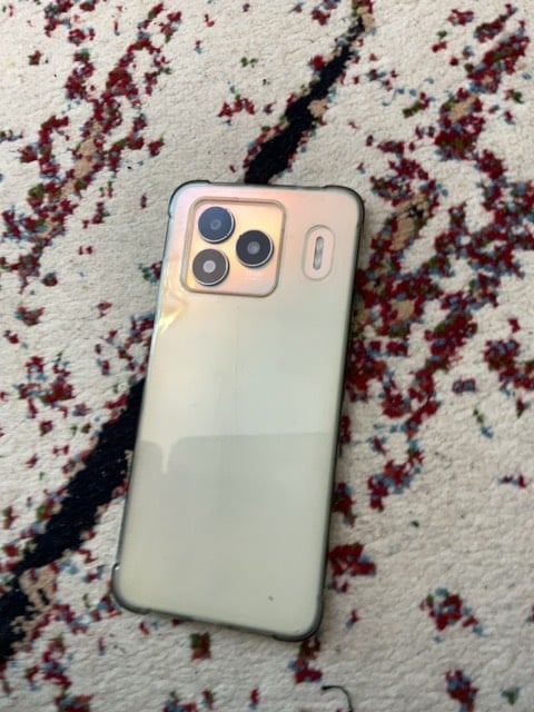  ‏تلفون قليل استخدام كاميرا شغالة واضحة ينزل جميع البرنامج قليل قليل استخدام يعني كله كله يصير استخدامه خمس أيام بس الشكل معجب الناس كل شي نزل البرنامج أي سي كارت سيم كارد تقدر تخليه