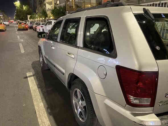 السلام عليكم 
جيب كراند شيروكي 
سنه التصنيع 2009
حجم المحرك 4700Cc
موصفات فول 1/1 
شاشه بلاد تدفئه مقاعد 
مقاعد كهرباء الثنين السايق والي بصفه 
منفذ شحن 12 واط داخل السياره وخارج السيره بل هوك 
السياره ناشر السونار مالتها 
السياره صدرها تعبان +تبريد بي ضعف 
مكينه+كير خير من الله شرط الفحص 
مكان السياره بغداد شارع حيفا
السعر 100 ورقة $$
*********** 
اسف عل اطاله ارجو من اخواني شراي اتصل وتشلع عيوني وعودات كاذبه عيب مع احترامي للجميع
