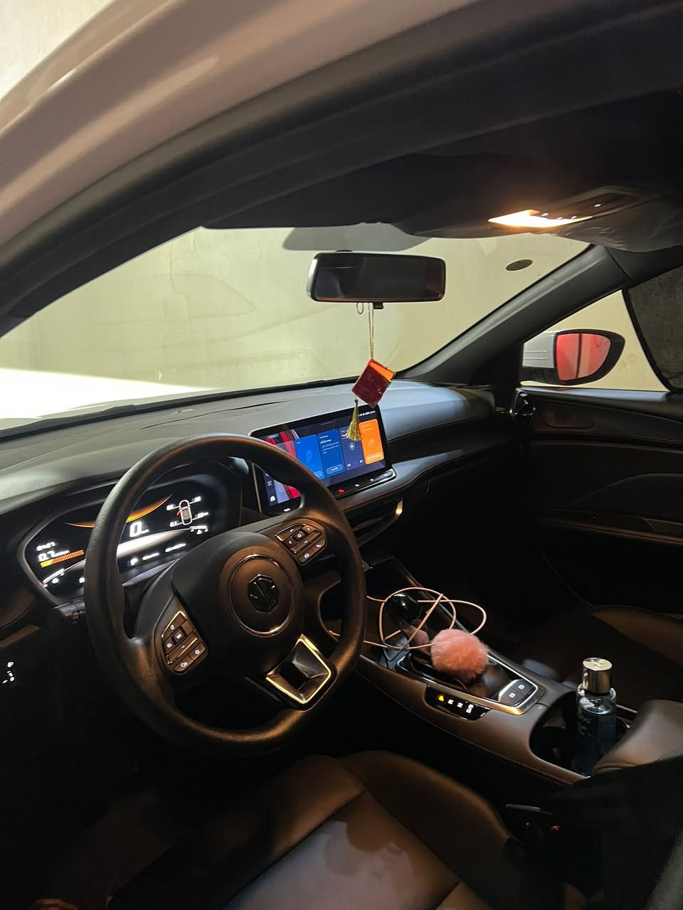 � للبيع MG GT 2025 فل أوبشن
✅ اللون: أبيض 
✅ داخلية جلد أسود مع تطعيمات حمراء رياضية
✅ 6 كامرات (360 درجة)
✅ شاشة كبيرة 
✅ فتحة سقف بانوراما
✅ استعمال شخصي ونظيفة جداً
✅ لا تحتاج أي مصروف وجاهزة للفحص

✨ سيارة رياضية أنيقة بمواصفات كاملة،
رقم اربيل
مكان السياره تكريت


**إذا كنت صاحب هذا الإعلان وتريد حذفه لأي سبب، رجاءا أرسل رسالة إلى الدعم الفني**