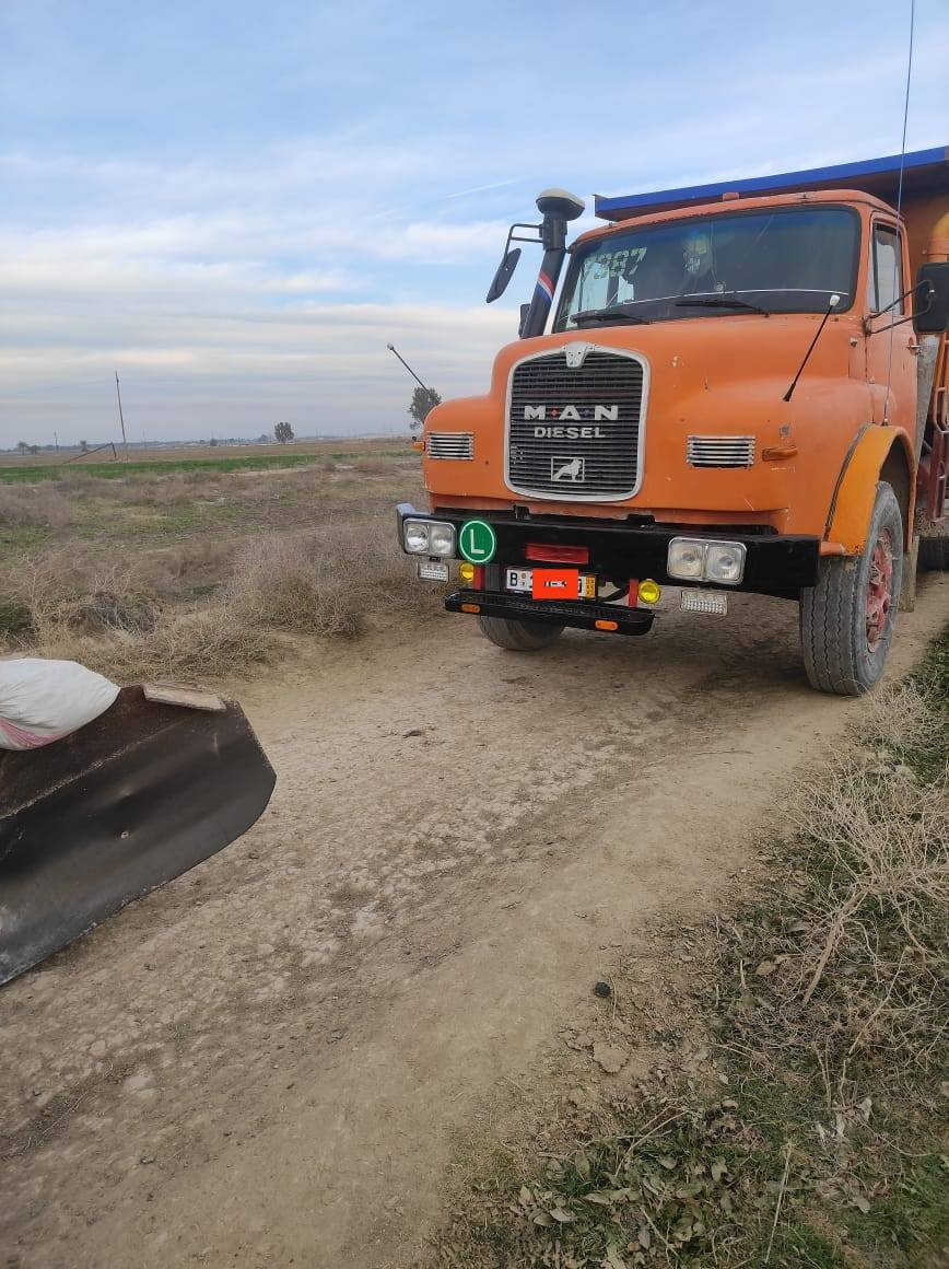 سلام عليكم مان 82 رقم جديد إنكليزي شرط تحويل 
مكينه كير اكسن مكفولات...
شاصي مكفول بس يم الجعمقه..
تبريد شغال...
دوشمه داخل جديد كهربائيات كلها شغاله
تخم تاير...
الاستفسار أتصل ***********
