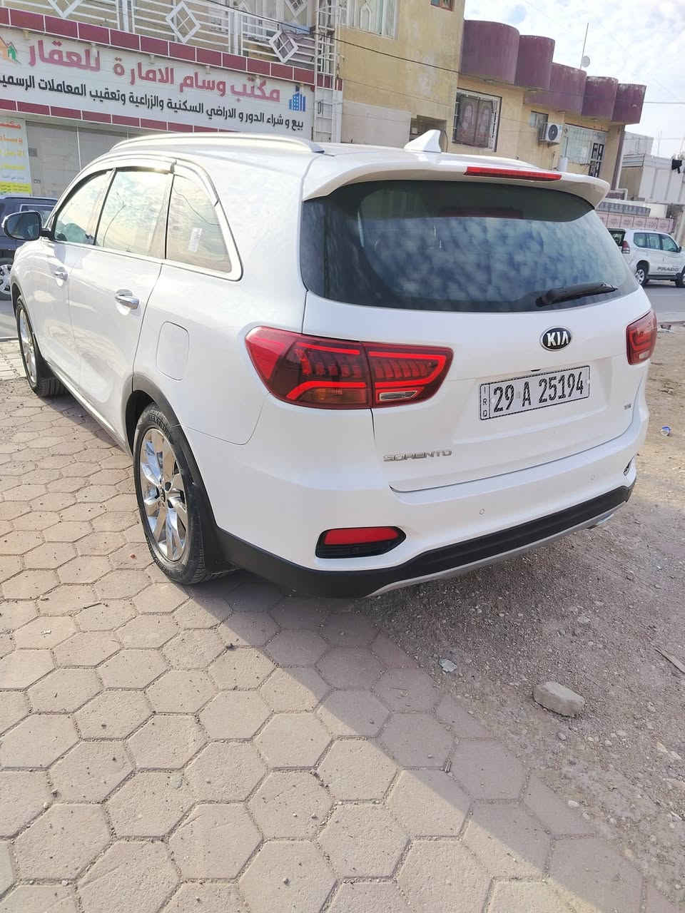 السلام عليكم سورنتو موديل 2019 خليجي 
فول موصفات 
بصمة 
جنطة كهرباء 
سبعة راكب 
ثلاث قطع تبريد 
كشنات جلد و كهرباء 
حساس امامي وخلفي 
كامرة خلفية 
بصمة ابواب 
مكينة 6 سلندر كفالة عامة هي والكير 
ماشية ١٦٠
عنوان الكوت داموك 
السعر ٢٦٠
***********
