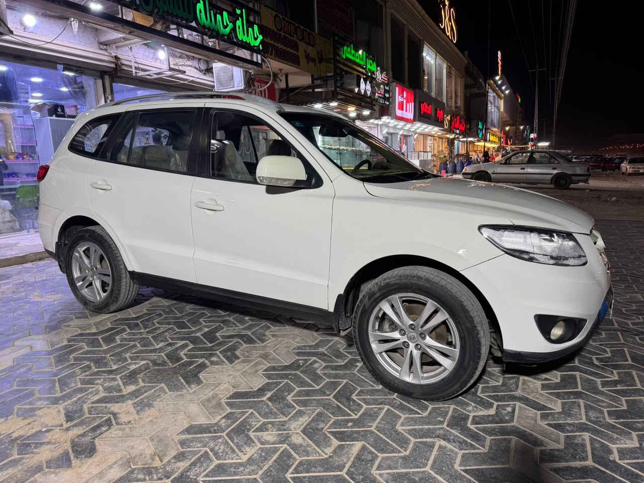 هيونداي سنتافيا موديل 2012
وارد خليجي شركة عامة 
بيها نص باب خلفي الجهة اليمنى وشوية من باب الصدر وبيها بارد بجاملغ الامامي ع كد 
شبر التفاصيل كلها موضحة بلسونار 
الدواخل كلها كفالة 
الايرباكات سليمة 
السيارة ماشية 227 الف كيلو 
حجم المحرك 6 سلندر 3500
مكان السيارة بغداد- بسماية

شاشة ايباد 
حساس خلفي وكاميرا 
7 راكب
3 قطع تبريد
حدادية وصدر كله جديد وتخم تاير جديد 
السيارة جاهزة من كل شي
رقم صاحب سيارة ***********
