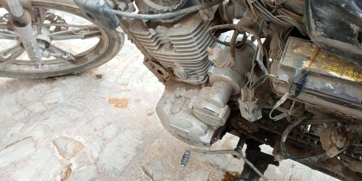 السلام عليكم دراجات عدد 2وحده سيفان خمسه كير موديل 22اوراق اصوليه بيهه ولفات غراضهه موجوده والثانيه نامه شغاله السعر 350وبيهه مجال حك الجيه مكاني بغداد الشعب ***********
