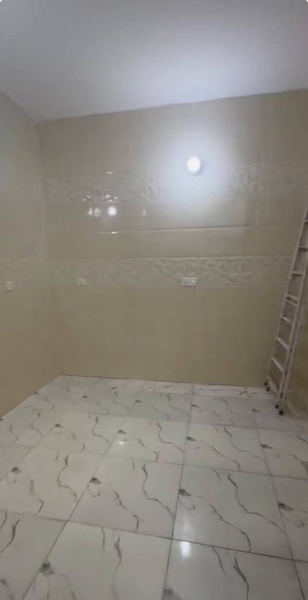 السلام عليكم بيت 94 متر حديث للبيع واجهه 8 امتار ونص نزال 11 عرض الشارع 6 امتار البيت 3 طوابق يحتوي 4 غرف نوم وصاله وحمام بكل طابق العنوان شارع عدي ابو نايله 
البيت رايدي بسعر مغري جدا للاستفسار ***********
