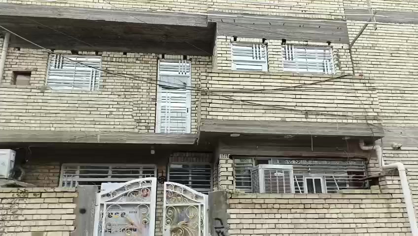 للبيع دار مساحه ١٠٠ متر طابو زراعي سند ٢٥ منطقة البلديات ضياء الحلفي قريب من مدرسه الاهليه السعر ١٦٠ مليون  يحتوي الدار على استقبال ومطبخ وصاله وغرفة نوم وخدمات وفوق ثلاث غرف نوم وخدمات للإستفسار مع رقم مكتب المستقبل *********** ملاحظه نواقص البيت الفوق كاشي ومحجر درج فقط
