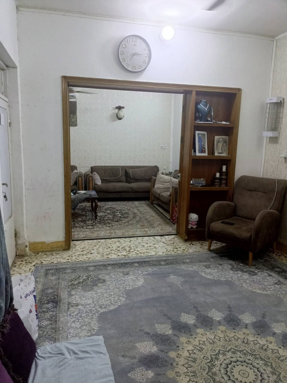 السلام عليكم 
دار للبيع 100م 
طابقين
الطابق الاول..هول +استقبال+مطبخ+صحيات
الطابق الثاني..3 غرف +صحيات
خدمات.. كهرباء+ماء+مجاري+انترنت
العنوان..البوبيات عمود 26 
سند زراعي 25
اسمي بالسند
للاستفسار ***********
